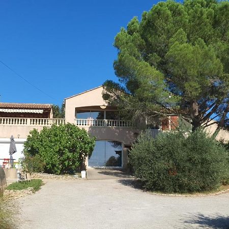 Villa Des Masques Aubais Bagian luar foto