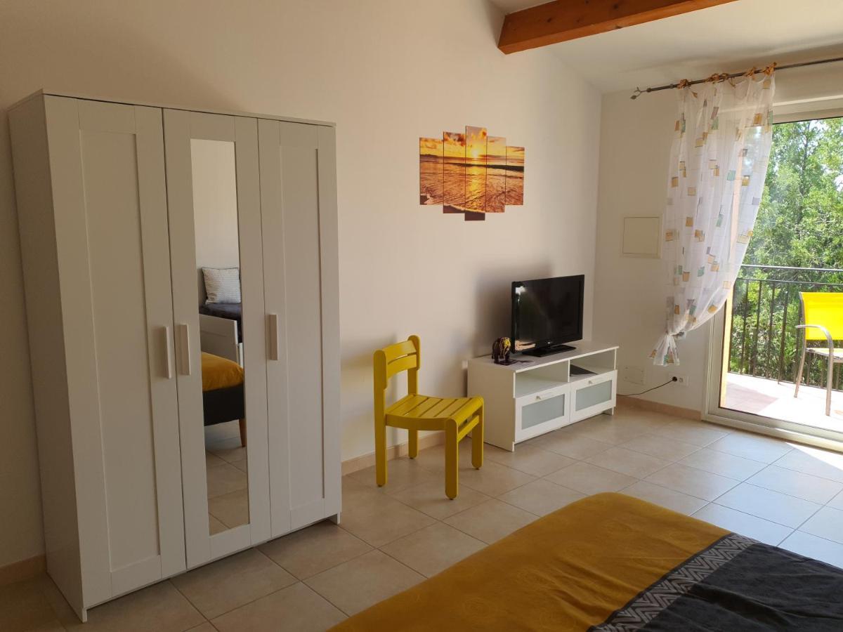 Villa Des Masques Aubais Bagian luar foto
