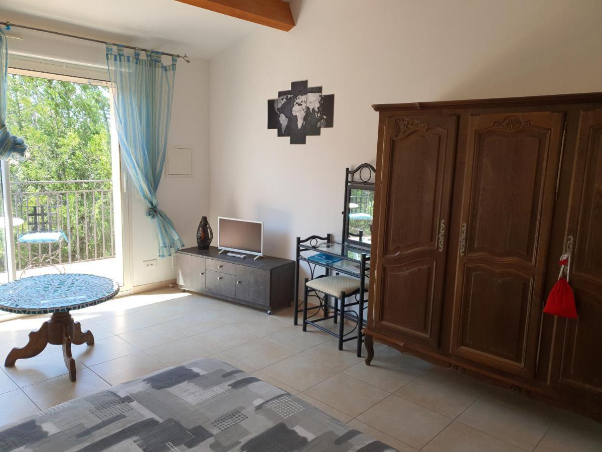 Villa Des Masques Aubais Bagian luar foto